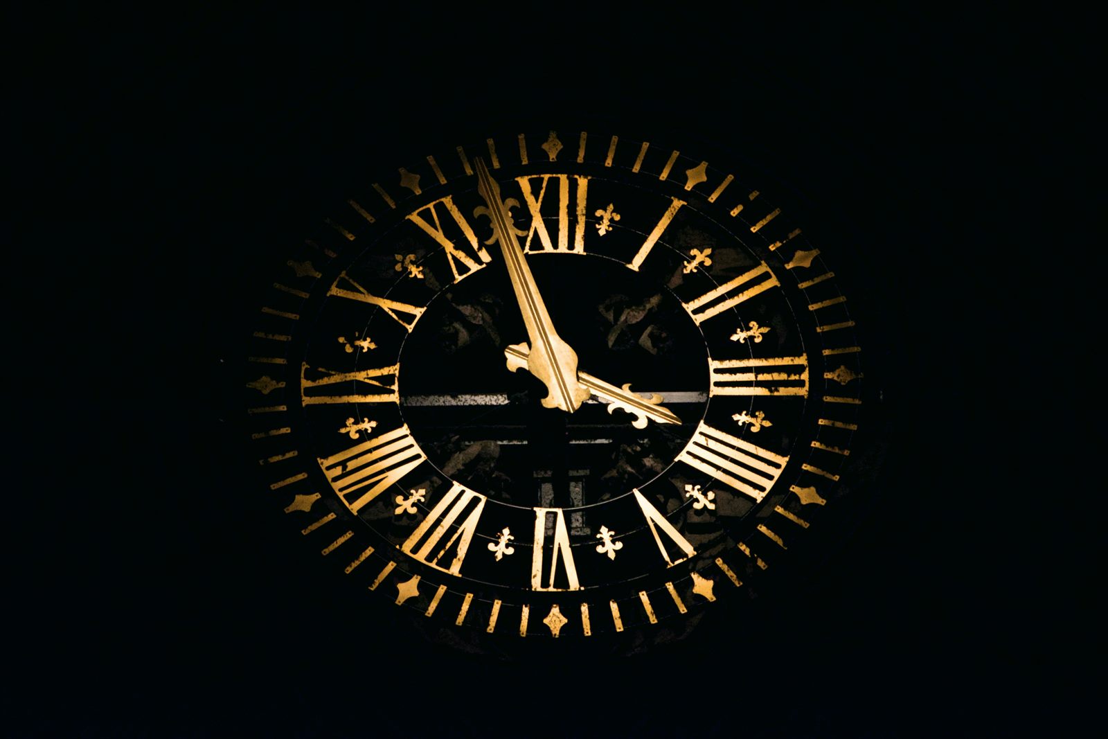 A laboratory optical lattice clock with lasers converging on a small chamber of trapped atoms, surrounded by measurement equipment